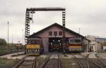 Blick auf Werkhalle im Depot Ceska Lipa am 7.10.1992:
Links Klein Diesellok 703043 und rechts 753003.