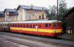 Frisch im damals neuen Lack steht 831150 am 7.7.1992 um 13.48 Uhr im Bahnhof  Horazdovice.