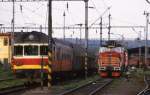 Bahnhof Sokolov am 18.6.1988.
Links steht der schon damals alte Dieseltriebwagen 853006 und rechts ist die seinerzeit moderne Elektro Rangierlok 4580055 zu sehen.