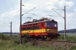 Bei einem kurzen Auto Stopp an der Strecke Plzen - Stod fotografierte ich am 27.6.1992 die Elektrolok 242236 um 13.20 Uhr solo Rtg.