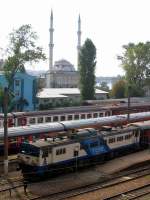 Bahnhof Haydarpasha, an dem Bild kam ich einfach nicht vorbei, endlich ist auch eine Lok im Bild.... besonders viel los ist nicht im Bahnhof auf der asiatischen Seite Istanbuls. Hier hat sich gerade ein E43 vor den Zug gesetzt. 