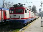 E 5211 mit einem abgestellten Zug aus Thessaloniki am 8.4.2009 in Istanbul Sirkeci