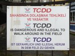 Warnschild am Zaun vor dem Kopfbahnhof Adapazari (Sakarya, Türkei), 24.4.16.