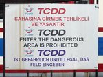 Warnschild am Zaun des Kopfbahnhofs von Adapazari (Sakarya, Türkei), 24.4.16.
