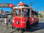 Historische Straßenbahn Istanbul Zug 223 auf der Linie T2 in der Schleife am Taksim Platz, 22.09.2025.