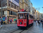 Historische Straßenbahn Istanbul Zug 223 auf der Linie T2 nach Tünel in der Istiklal Straße, 22.09.2025.
