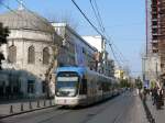 Istanbul-Cemberlitas: Tram 707+704 Bombardier (BOMBARDIER FLEXITY Swift Niederflur-Stadtbahnen) unterwegs auf Linie T1 Kabatas-Zeytinburnu.