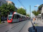 In der Nhe des Groen Basars fhrt am 9.8.2011 eine neue, von Alstom gefertigte Straenbahn in Richtung Kabatas