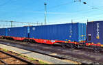 Hier sieht man mal einen der türkischen Gelenk-Containertragwagen, die quer durch Europa fahren und auf diesem Bild im Bahnhof Nagykanizsa (HU) warten.