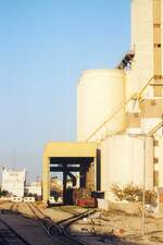 Winzig im Verhältnis zu den mächtigen Silos erscheint die 040-DM-257 (Hersteller: GE, Type: 10UB, Fab.Nr.: 43930, Baujahr 1982) am 27.Dezember 2001 beim Verschub im Gare de Kalaa Sghira. (Fotoscan)