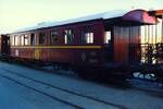 SNCFT YA-5111 am Morgen des 29.Dezember 2001 im Gare de Metlaoui. Der Wagen ist Teil des Touristenzuges  Lézard Rouge  (französisch Rote Eidechse) und war ursprünglich im Besitz des Bey von Tunis. (Fotoscan)