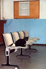 Nachdem am 02.Jänner 2002 der letzte Zug des Tages angekommen ist wird im Wartesaal des Gare de Nabeul der  Security  von einem seltsamen Europäer mit einem komischen schwarzen Kasten vor