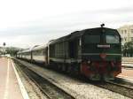 Eisenbahnen in Tunesien: Dieselzge auf Schmalspur. Hier steht Diesellok 060-DP-152 auf das Hauptbahnhof Tunis Ville in Hauptstadt Tunis am 22-04-2002. Bild und scan: Date Jan de Vries.