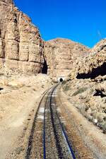 Für den Streckenabschnitt von Metlaoui nach Selja durch das Oued Thelja wurden sieben Tunnels benötigt. - Das Bild vom 29.Dezember 2001 zeigt im Hintergrund das Südportal des vierten Tunnel. (Fotoscan)