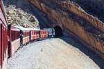 Für den Streckenabschnitt von Metlaoui nach Selja durch das Oued Thelja wurden sieben Tunnels benötigt. - Das Bild vom 29.Dezember 2001 zeigt die 040-DM-256 mit dem Touristenzuges  Lézard Rouge  (französisch Rote Eidechse) bei Nordportal des zweiten Tunnel. (Fotoscan)