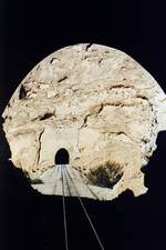 Für den Streckenabschnitt von Metlaoui nach Selja durch das Oued Thelja wurden sieben Tunnels benötigt. - Das Bild vom 29.Dezember 2001 zeigt den Blick aus dem Nordportal des ersten Tunnels auf das Südportal des zweiten Tunnel. (Fotoscan)