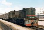 SNCFT 040-DK-95 steht im Bahnhof Tunis zur Abfahrt bereit. Diese Maschinen fahren offensichtlich noch heute. Scan ab Papierbild, Foto vom 27. Nov. 1980