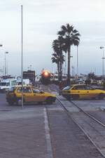 91 91 0000 571-0 (040-GT-571) (Bo'Bo', de, Hersteller: EMD, Type: GT18B, Fab.Nr.: 938830-21, Baujahr 1999) am 27.Dezember 2001 auf dem Bhar Ezzebla in Sousse. (Fotoscan) - 2001 fuhren die Züge nach und von Süden zwischen dem Gare de Sousse und Gare de Sousse Bab Djedid noch über den Bhar Ezzebla. - Dieser 800 Meter lange Abschnitt ist heute stillgelegt und nur mehr teilweise vorhanden. Man muss ja die nächste Verwandten von Primaten, welche technische Fortbewegungsmittel benutzen vor den Gefahren des Eisenbahnverkehrs schützen und verlängert dafür den Weg der Züge um 18,7 Km.