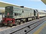 Die ziemlich heruntergekommene General Electric DN-320 mit einem Reisezug, bei dem selbst am 1.Klasse-Wagen die Tür halb offen am Waggon hängt im Bahnhof Gare de Tunis am 14.3.2020