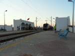 Am 21.08.2012 warten im Haltepunkt Mahdia Zone Touristique, dass endlich alle eingestiegen sind und die Fahrt in Richtung Sousse weitergehen kann.