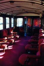 Innenansicht des SNCFT YA-5031 am Morgen des 29.Dezember 2001 im Gare de Metlaoui. Der Wagen  ist Teil des Touristenzuges  Lézard Rouge  (französisch Rote Eidechse) und war ursprünglich im Besitz des Bey von Tunis. (Fotoscan)