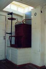 Bremserstand des SNCFT YDP-6705 am Morgen des 29.Dezember 2001 im Gare de Metlaoui. Der Wagen ist Teil des Touristenzuges  Lézard Rouge  (französisch Rote Eidechse) und war ursprünglich im Besitz des Bey von Tunis. (Fotoscan)