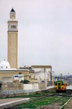 YZ-666 mit Steuerwagen YRZ-878 fährt am 25.Dezember 2001 in den Gare de Nabeul ein. (Fotoscan)