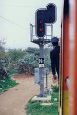 Warten auf Freistellung des Einfahsignales des Gare Bir Bouregba am 25.Dezember 2001. (Fotoscan)