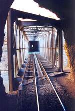 Für den Streckenabschnitt von Metlaoui nach Selja durch das Oued Thelja wurden sieben Tunnels benötigt. - Das Bild vom 29.Dezember 2001 zeigt die Brücke zwischen dem sechsten und fünftem Tunnel. (Fotoscan)