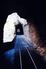Für den Streckenabschnitt von Metlaoui nach Selja durch das Oued Thelja wurden sieben Tunnels benötigt. - Das Bild vom 29.Dezember 2001 zeigt den kurzen Abschnitt zwischen dem fünften und viertem Tunnel. (Fotoscan)