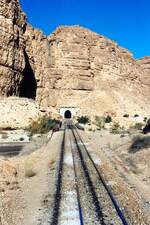 Für den Streckenabschnitt von Metlaoui nach Selja durch das Oued Thelja wurden sieben Tunnels benötigt.