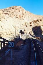 Für den Streckenabschnitt von Metlaoui nach Selja durch das Oued Thelja wurden sieben Tunnels benötigt. - Das Bild vom 29.Dezember 2001 zeigt das Südportal des dritten Tunnel. (Fotoscan)