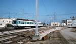 TGM Tunis–Goulette–La Marsa__Tw der TGM im Betribsgelände beim Lac de Tunis. Die Vorortbahn Tunis-Goulette-Marsa (TGM) wurde 1872 in Betrieb genommen und gilt als die älteste Bahnstrecke Tunesiens.Die heutige ca. 19 Kilometer lange direkte Strecke über den Damm über den Tunis See (Lac de Tunis) wurde 1905 in Betrieb genommen, die  Festlandsstrecke  im Jahr 1965 stillgelegt. Die TGM wurde bereits 1908 mit 600 (später 750) Volt Gleichstrom elektrifiziert. [Quelle: Besuch bei den MAN-Zügen der Vorortbahn TGM ,Jörg Seidel in 'lok-report'31 Juli 2023.  __11-1984