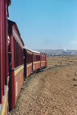 Blick von der Plattform des SNCFT YA-5110 auf den  Lézard Rouge  (französisch Rote Eidechse) auf dem Weg von Metlaoui nach Selja.