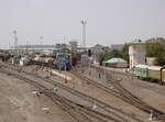 Turkmenistan, Ausfahrt eines Güterzuges aus dem Bahnhof in Mary