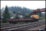 Im Bahnhof Vorokta stand am 14.10.2016 dieser vierachsige Schienenkran mit seinem Schutzwagen.