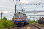 Elektrischer Zug ЕР2-8008 mit einem Vorortflug nach Chop fährt durch den Bahnhof / Batyovo, Ukraine / 17.05.2025