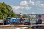 Diesellokomotive 2TE10UK-0275 kommt mit einem Güterzug aus Khryplyn an und Dieselzug DTL1-1051 wartet auf die Abfahrt nach Kolomyia / Ivano-Frankivsk, Ukraine / 25.06.2025