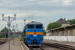 Diesellokomotive 2TE10UK-0227 trennt sich von einem Personenzug / Iwano-Frankiwsk, Ukraine / 25.06.2025