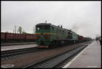 Am Morgen des 13.10.2016 kam die Altbau 2TE10M-2834 mit einem schweren Güterzug durch den Bahnhof Kolomeia.