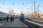 10.02.2025: УЗ ВЛ10-1490 manövriert an seinen Zug / Львів (Lviv), Ukraine