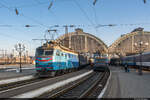 10.02.2025: УЗ ЧС2-581 & ВЛ10-1490 abfahrbereit mit ihren Zügen / Львів (Lviv), Ukraine