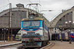 Die Elektrolokomotive ЧС2-450 mit einem Personenzug nach Przemysl wartet auf die Abfahrt / Lemberg, Ukraine / 10.05.2025