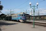 ER2-330 Elektrotriebwagen steht abfahrbereit in Richtung Inland der Ukraine im Grenzbahnhof Tschop am 1.10.2009.