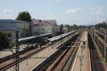 Blick am 1.10.2009 von der Fußgängerbrücke auf die Bahnsteige und das Bahnhofsgebäude des Grenzbahnhofes Tschop in der Ukraine.