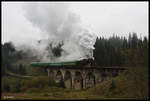L 3535 am 14.10.2016 mit ihrem Sonderzug nach Rachiv auf der Bogenbrücke bei Lazeshchyna.