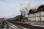 SU 251-86 dampft mit dem Dzherelo Sonderzug am 17.02.2008 durch den  schnen Bahnhof Globovichy.