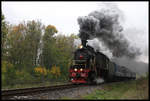 Im Herbstwald nahe Hubnyk kommt SU 51-86 am 10.10.2016 mit Volldampf daher.