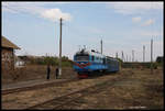 TU 2-179 fährt mit dem Planzug aus Hajvoron hier am 11.10.2016 mittags  in den Bahnhof Bershad ein.