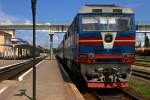 TEP70-0076 der ukrainischen Eisenbahngesellschaft im Bahnhof von Cherkassy am 16.06.2015.